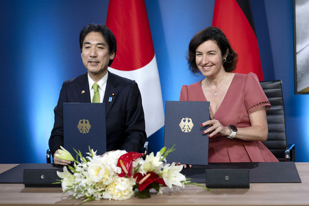 Unterzeichnung von Absichtserklärungen zwischen Japan und Deutschland in Berlin