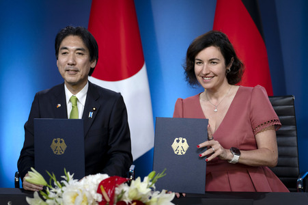 Unterzeichnung von Absichtserklärungen zwischen Japan und Deutschland in Berlin