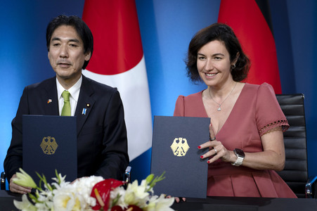 Unterzeichnung von Absichtserklärungen zwischen Japan und Deutschland in Berlin
