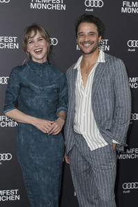 Serienpremiere 'Miss Sophie - Same Procedure as Every Year', Fil