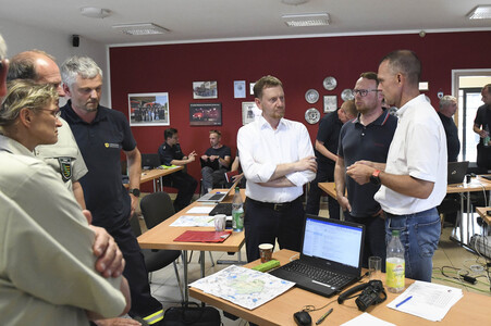 Ministerpräsident Ketschmer im Waldbrandeinsatzzentrum in Zeithain