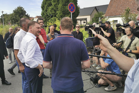 Ministerpräsident Ketschmer im Waldbrandeinsatzzentrum in Zeithain