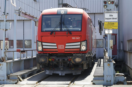 Erste automatisierte Güterzuglokomotive von DB Cargo im Testbetrieb in Köln