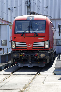 Erste automatisierte Güterzuglokomotive von DB Cargo im Testbetrieb in Köln