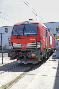 Erste automatisierte Güterzuglokomotive von DB Cargo im Testbetrieb in Köln