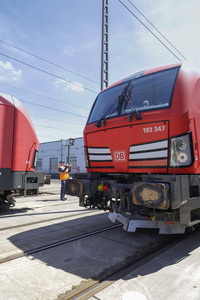 Erste automatisierte Güterzuglokomotive von DB Cargo im Testbetrieb in Köln