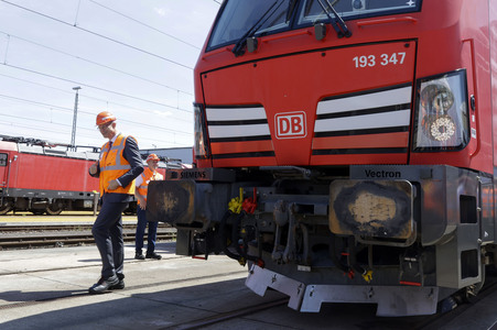 Erste automatisierte Güterzuglokomotive von DB Cargo im Testbetrieb in Köln