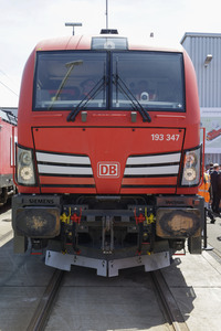 Erste automatisierte Güterzuglokomotive von DB Cargo im Testbetrieb in Köln