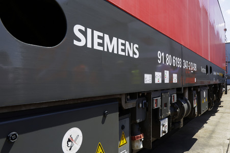 Erste automatisierte Güterzuglokomotive von DB Cargo im Testbetrieb in Köln