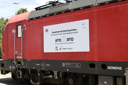 Erste automatisierte Güterzuglokomotive von DB Cargo im Testbetrieb in Köln