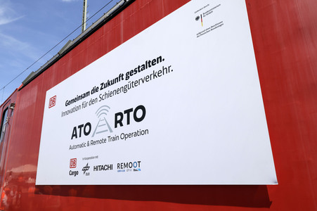 Erste automatisierte Güterzuglokomotive von DB Cargo im Testbetrieb in Köln
