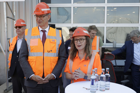 Erste automatisierte Güterzuglokomotive von DB Cargo im Testbetrieb in Köln