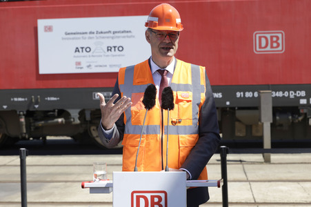 Erste automatisierte Güterzuglokomotive von DB Cargo im Testbetrieb in Köln