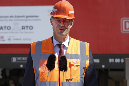 Erste automatisierte Güterzuglokomotive von DB Cargo im Testbet