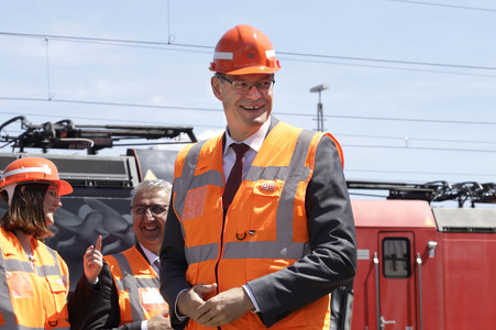 Erste automatisierte Güterzuglokomotive von DB Cargo im Testbet