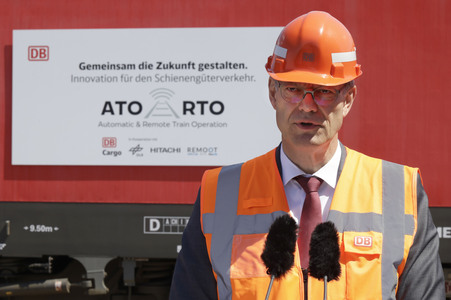 Erste automatisierte Güterzuglokomotive von DB Cargo im Testbet