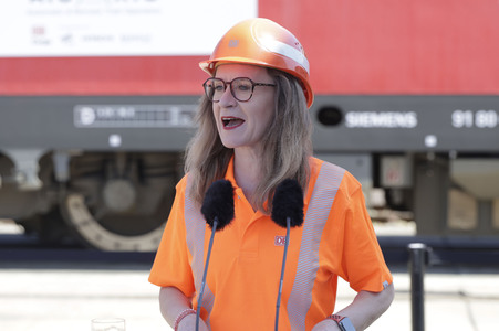 Erste automatisierte Güterzuglokomotive von DB Cargo im Testbetrieb in Köln