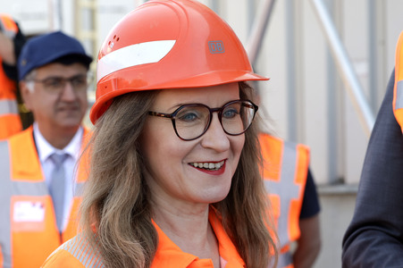 Erste automatisierte Güterzuglokomotive von DB Cargo im Testbetrieb in Köln