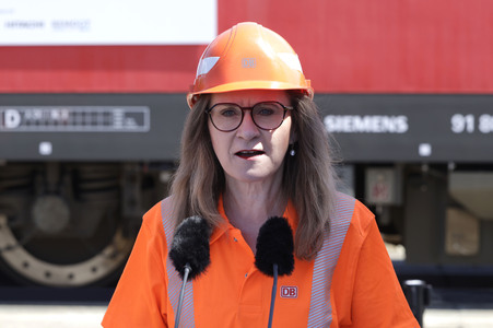 Erste automatisierte Güterzuglokomotive von DB Cargo im Testbet