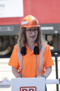 Erste automatisierte Güterzuglokomotive von DB Cargo im Testbetrieb in Köln