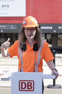 Erste automatisierte Güterzuglokomotive von DB Cargo im Testbetrieb in Köln