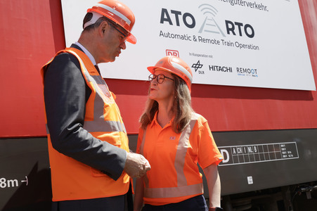 Erste automatisierte Güterzuglokomotive von DB Cargo im Testbetrieb in Köln