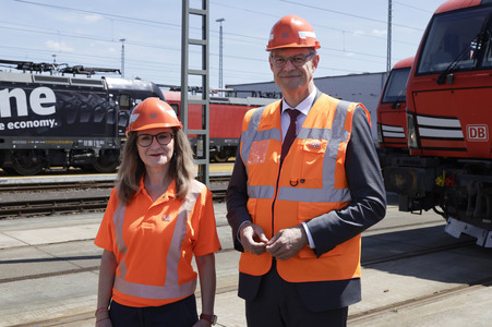 Erste automatisierte Güterzuglokomotive von DB Cargo im Testbet