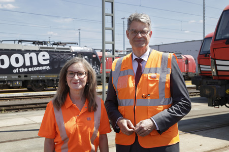 Erste automatisierte Güterzuglokomotive von DB Cargo im Testbet