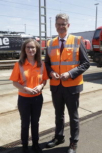 Erste automatisierte Güterzuglokomotive von DB Cargo im Testbetrieb in Köln