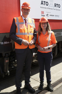 Erste automatisierte Güterzuglokomotive von DB Cargo im Testbetrieb in Köln