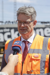Erste automatisierte Güterzuglokomotive von DB Cargo im Testbetrieb in Köln