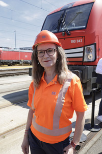 Erste automatisierte Güterzuglokomotive von DB Cargo im Testbetrieb in Köln