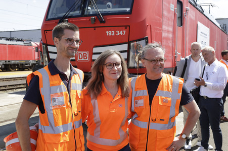 Erste automatisierte Güterzuglokomotive von DB Cargo im Testbetrieb in Köln