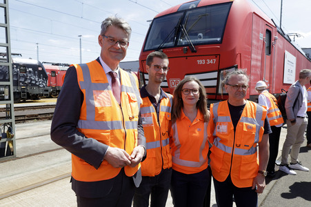Erste automatisierte Güterzuglokomotive von DB Cargo im Testbetrieb in Köln