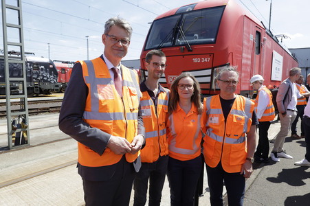 Erste automatisierte Güterzuglokomotive von DB Cargo im Testbetrieb in Köln