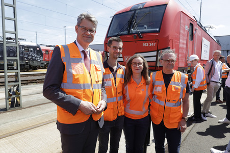 Erste automatisierte Güterzuglokomotive von DB Cargo im Testbetrieb in Köln