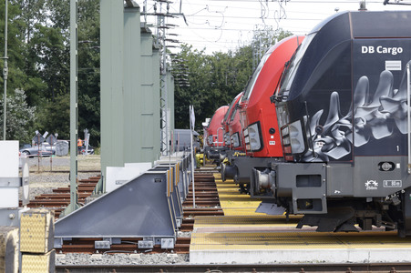 Erste automatisierte Güterzuglokomotive von DB Cargo im Testbetrieb in Köln