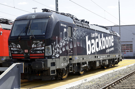 Erste automatisierte Güterzuglokomotive von DB Cargo im Testbetrieb in Köln