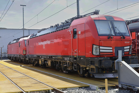 Erste automatisierte Güterzuglokomotive von DB Cargo im Testbetrieb in Köln