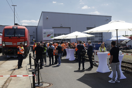 Erste automatisierte Güterzuglokomotive von DB Cargo im Testbetrieb in Köln