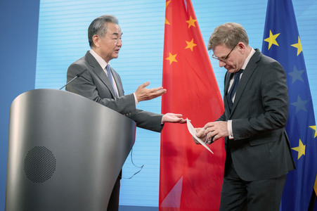 Pressekonferenz des chinesischen Außenministers und des deutschen Außenministers in Berlin
