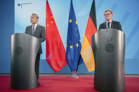 Pressekonferenz des chinesischen Außenministers und des deutschen Außenministers in Berlin