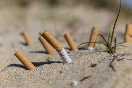 Symbolfoto Rauchverbot am Strand