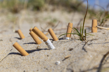 Symbolfoto Rauchverbot am Strand