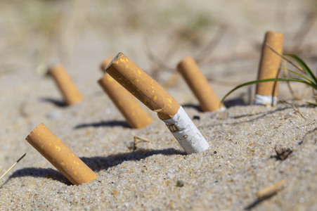 Symbolfoto Rauchverbot am Strand