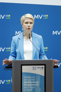 Pressekonferenz von Carsten Schneider mit Manuela Schwesig und Till Backhaus in Berlin