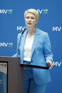 Pressekonferenz von Carsten Schneider mit Manuela Schwesig und Till Backhaus in Berlin
