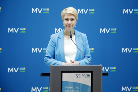 Pressekonferenz von Carsten Schneider mit Manuela Schwesig und Till Backhaus in Berlin