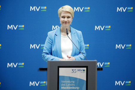 Pressekonferenz von Carsten Schneider mit Manuela Schwesig und Till Backhaus in Berlin