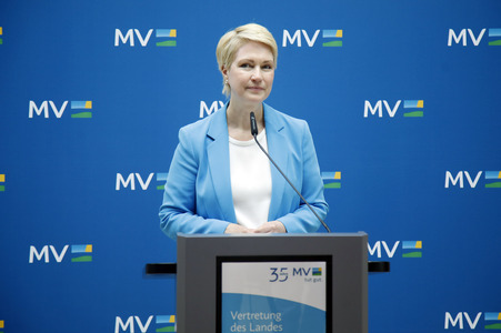 Pressekonferenz von Carsten Schneider mit Manuela Schwesig und Till Backhaus in Berlin